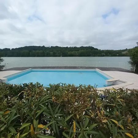 Au Bord Du